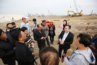 在中科炼化项目建设工地听介绍并记录。.jpg